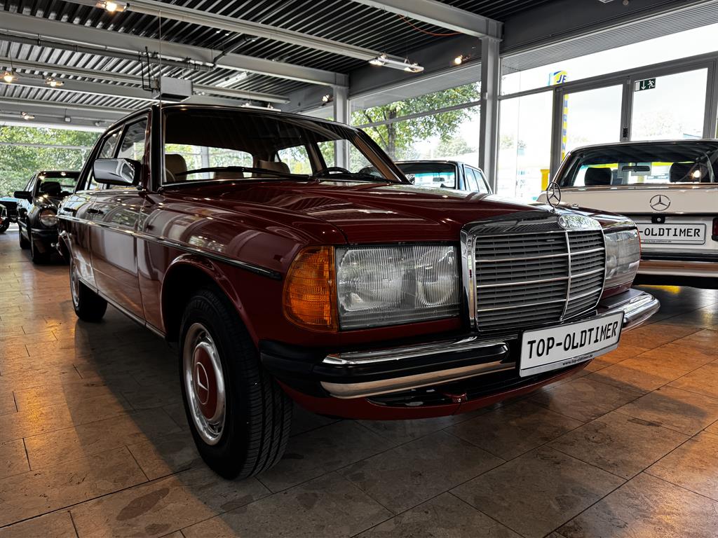 Mercedes 240D in altrot im Traumzustand aus 1. Hand mit orig. 163.000Km 