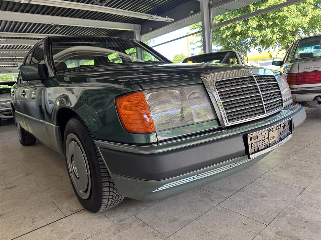 Mercedes 230E Automatik , ESSD Klima Grün metallic Innen Stoff Rot