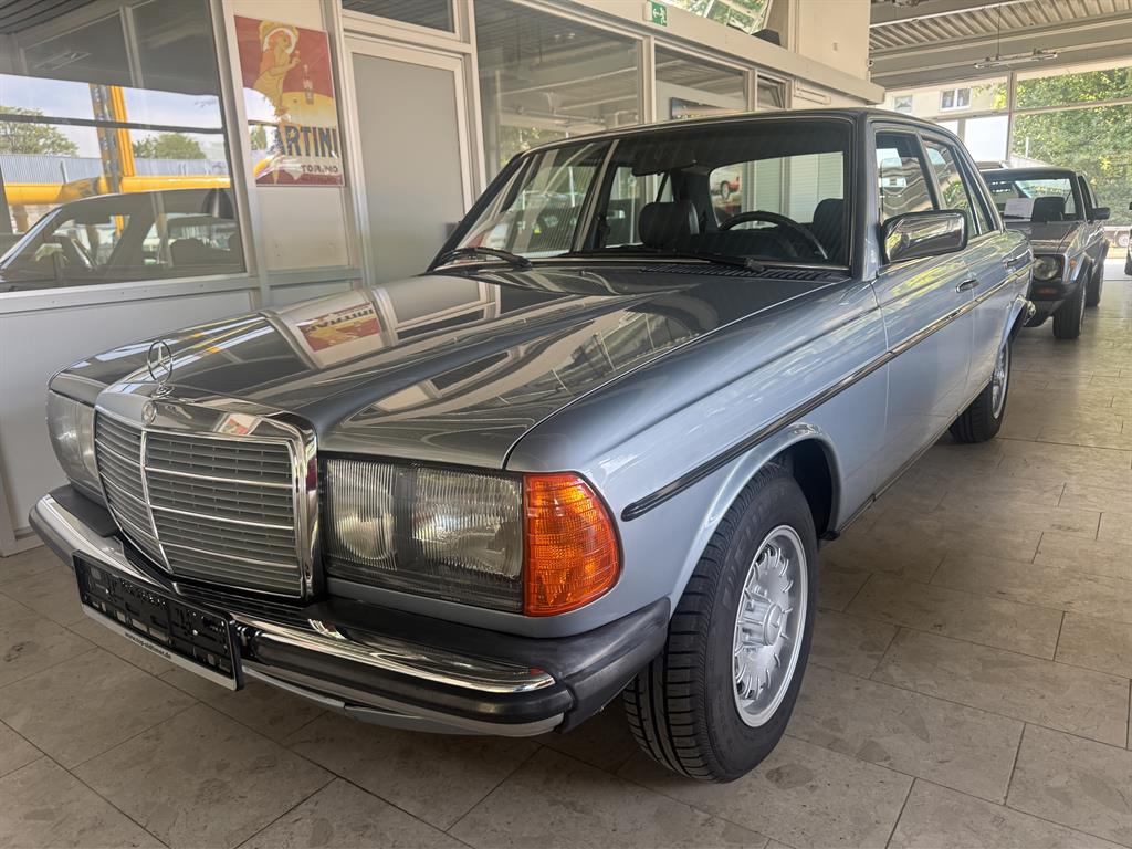 Mercedes 200 W123 2. Hand wunderschöner Zustand 5-Gang , Color , ZV 128.000km