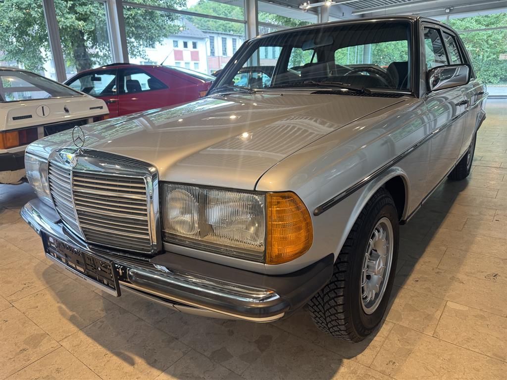 Mercedes 200 W123 1. Hand wunderschöner Zustand 5-Gang , Color , ZV 138.000km