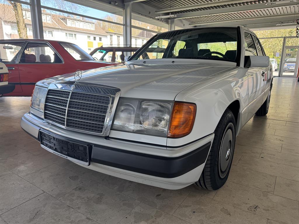 Mercedes 230E Automatik orig. 25.000 Km Velours , Klima , ESSD im Sammlerzustand