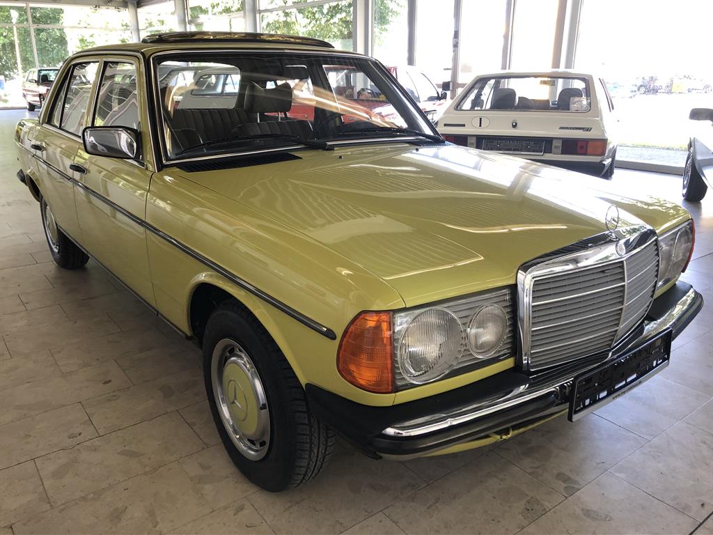 Mercedes 230 von 1977 in mimosengelb